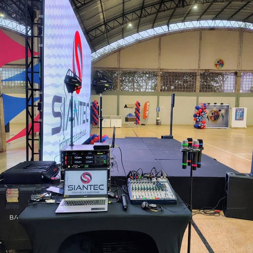 Operador técnico configurando painel de LED em evento