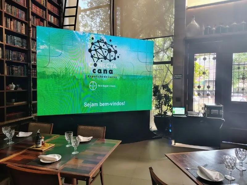 Painel de LED instalado em evento corporativo em restaurante