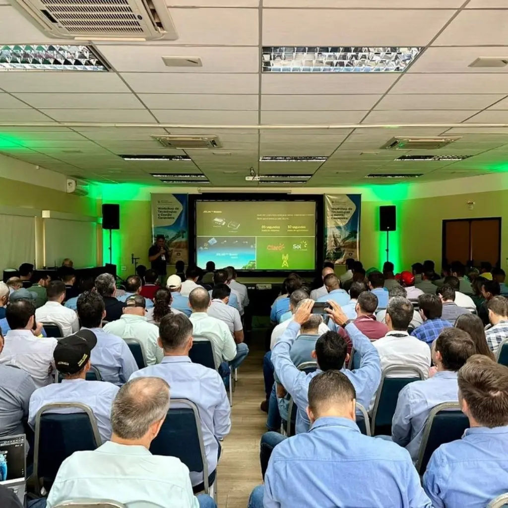 Locação de tela de projeção em evento corporativo lotado em Ribeirão Preto