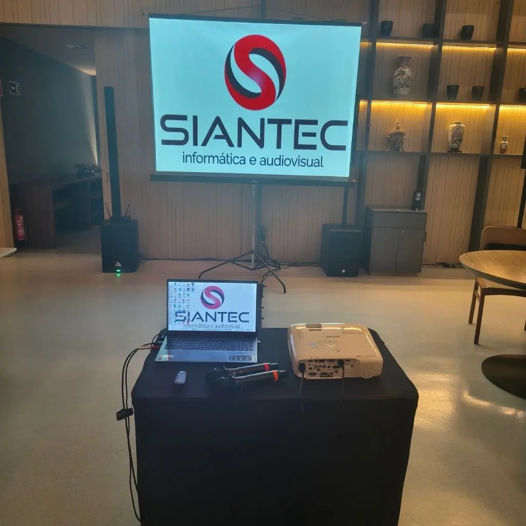 Tela de projeção com tripé e projetor Epson da Siantec em evento corporativo