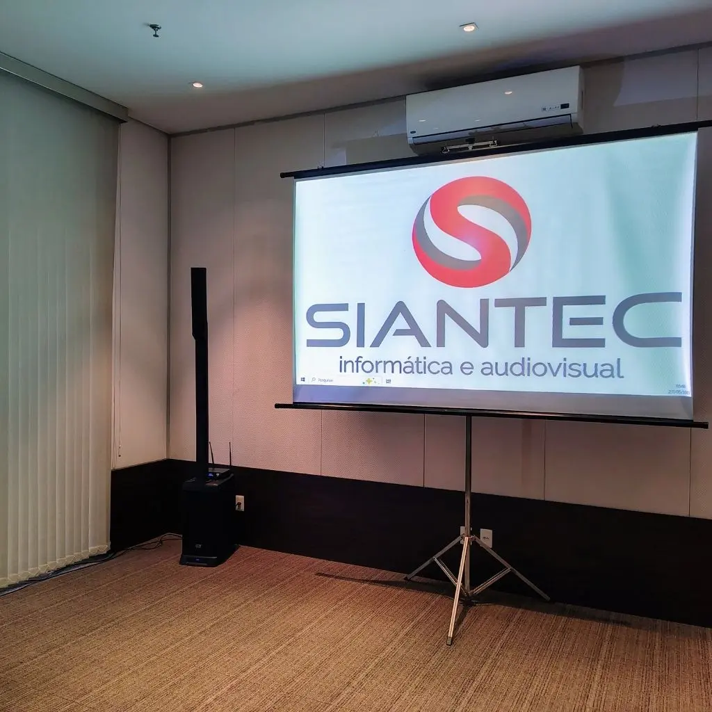 Tela de projeção com tripé em sala corporativa com logo Siantec em Ribeirão Preto