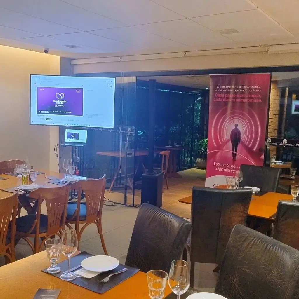 Tela de TV em pedestal em jantar corporativo em Ribeirão Preto