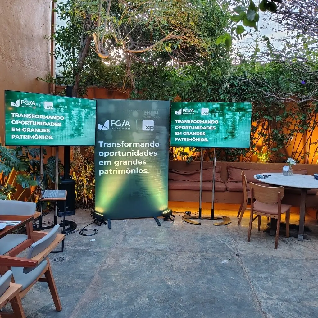 Telas de TV em pedestal em evento corporativo externo em Ribeirão Preto